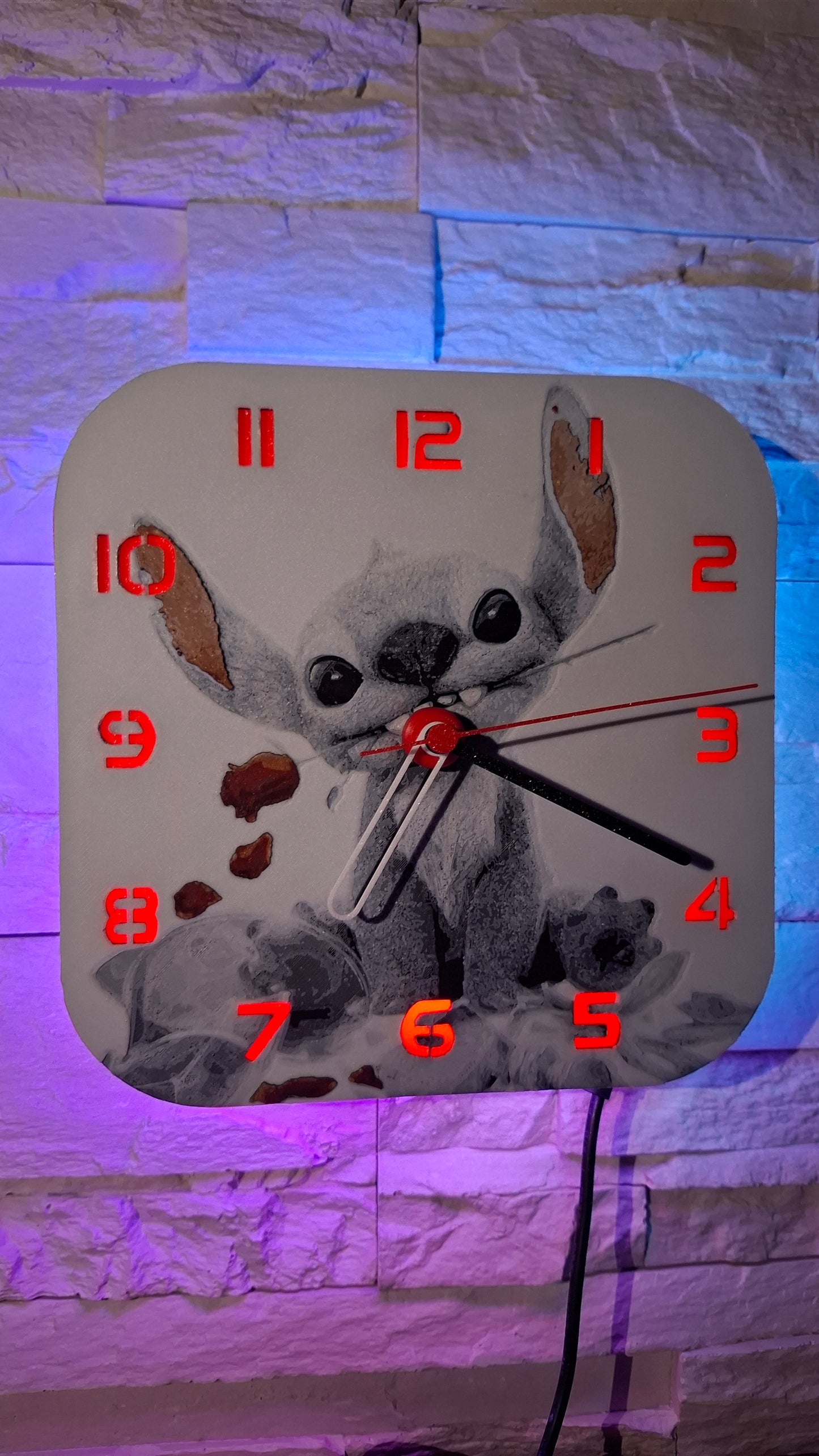 🕒 Ceas de perete/birou cu Stitch – Lumină, Magie și Personalitate în Camera Copilului