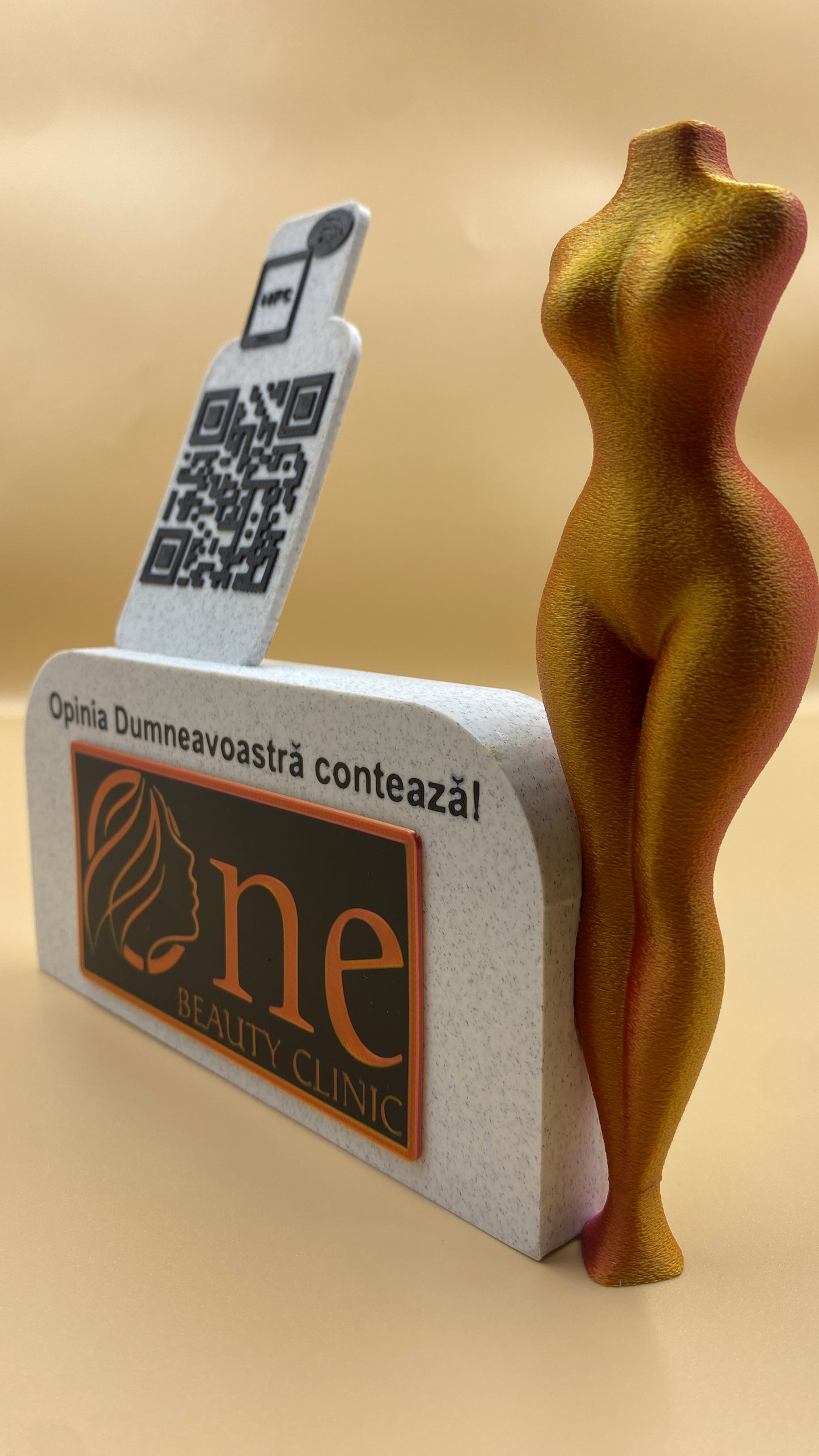 Stand personalizat cu cod QR,NFC,recenzii Google review,statueta figurina 3D și logo – Branding profesional