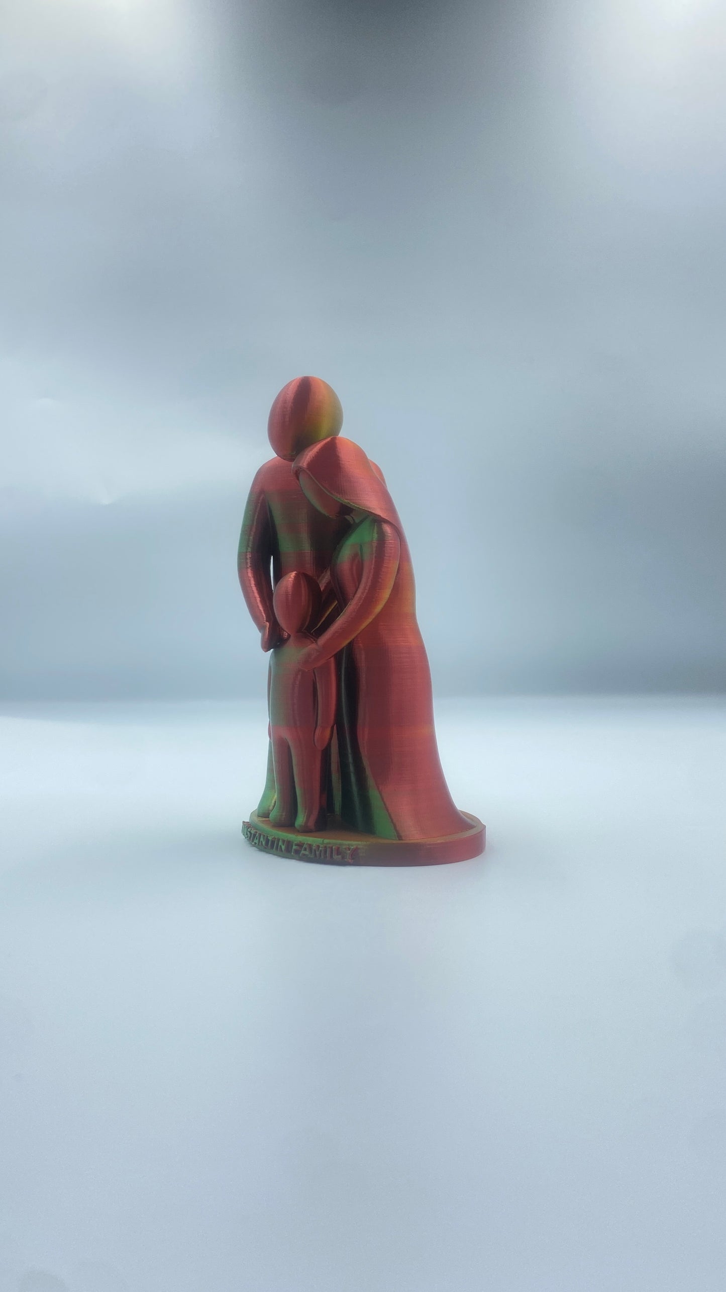 Statuetă 3D părinți și copil – simbolul iubirii de familie