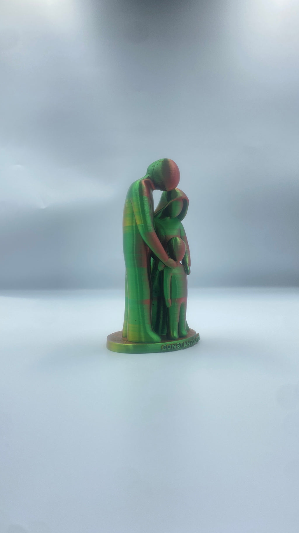 Statuetă 3D părinți și copil – simbolul iubirii de familie
