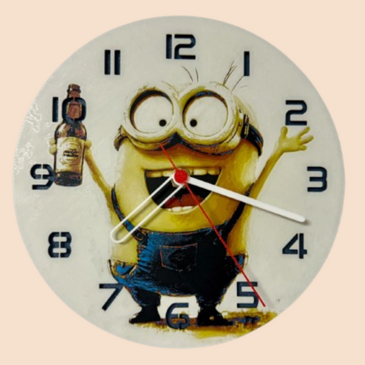 Ceas 3D cu Minions – Decor luminos pentru camera copiilor