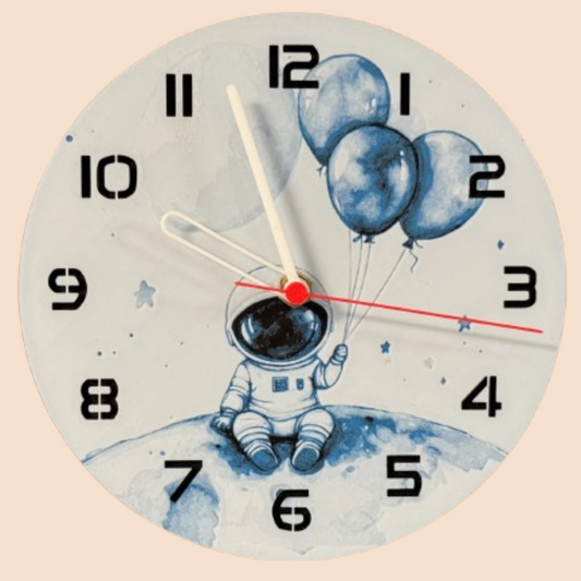 Ceas 3D cu Astronaut – Decor luminos pentru camera copiilor